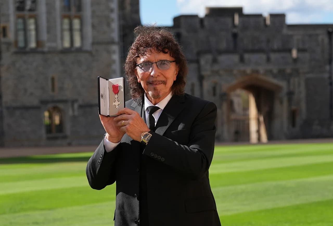 Tony Iommi nhận MBE từ Công chúa Hoàng gia vào ngày 30 tháng 9 năm 2026. (Nguồn: Getty Images)