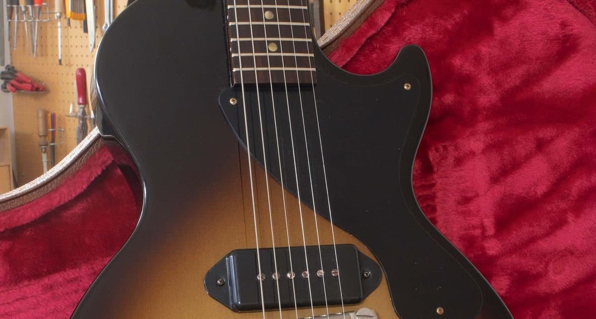 Gibson Les Paul Junior yang dimodifikasi agar mendekati spesifikasi 1950-an.