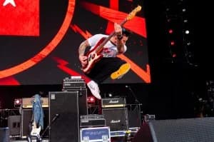 Last Internationale와 함께 공연하는 Chris Barker. (출처: Mauricio Castro)
