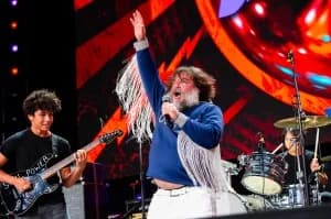 Roman Morello가 리드 기타를 맡은 밴드와 함께 공연하는 Jack Black. (출처: Mauricio Castro)