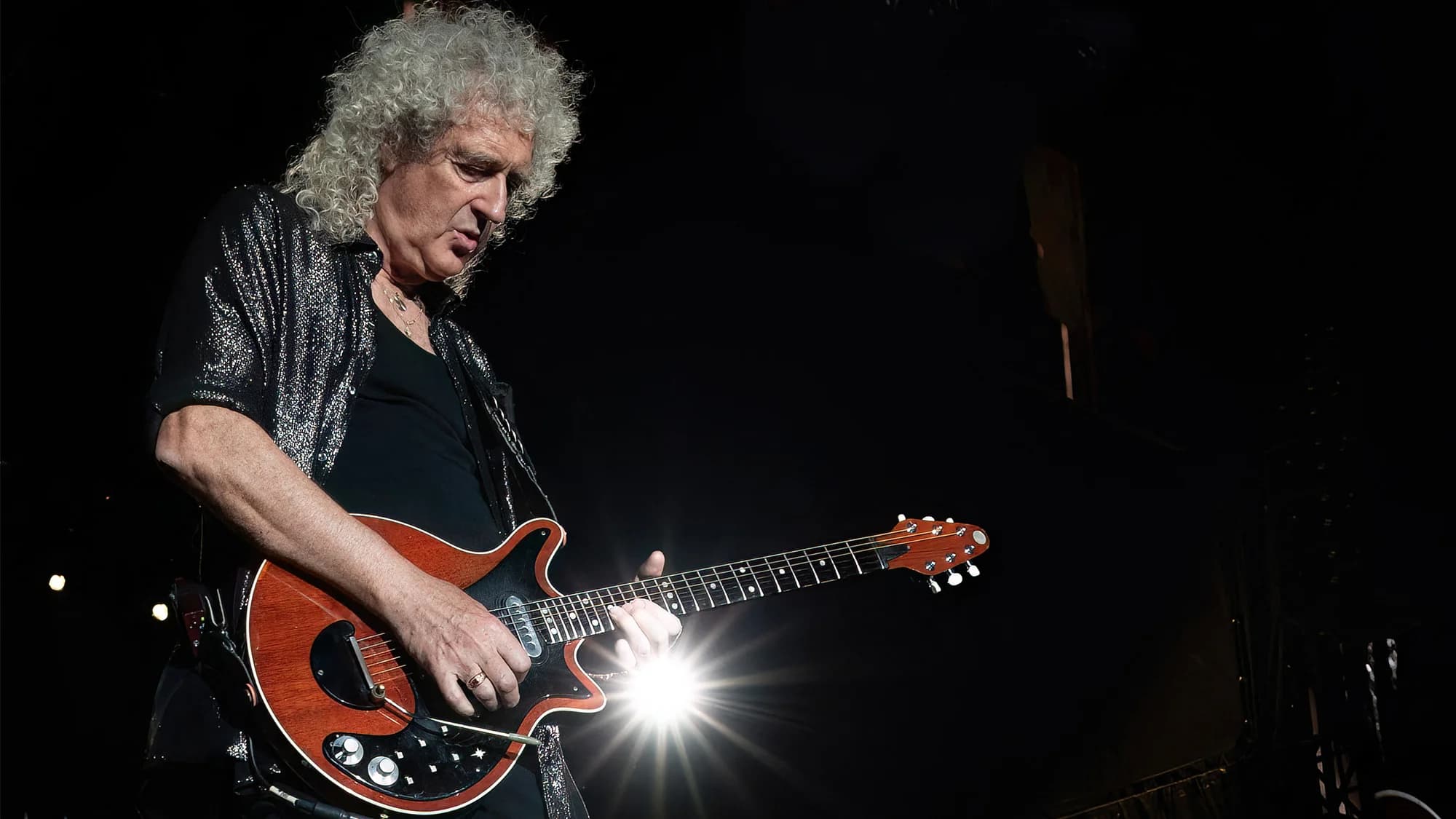 Brian May tampil di Circuit of the Americas di Austin, Texas, pada 21 Oktober 2023. (Sumber: SUZANNE CORDEIRO / AFP via Getty Images)