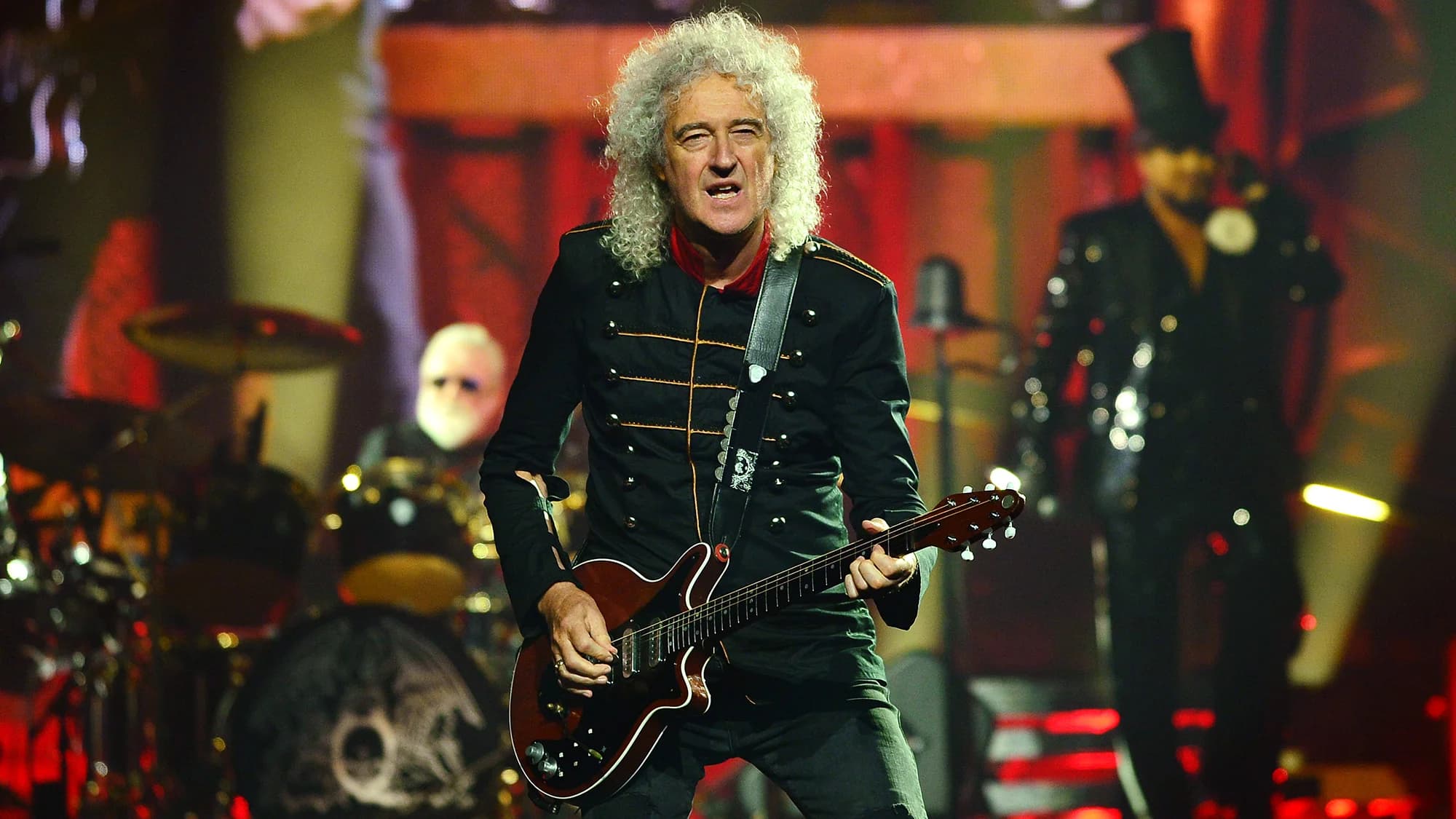 Brian May tampil di panggung bersama Queen + Adam Lambert di O2 Arena, London, pada 5 Juni 2022. (Sumber: Jim Dyson/Getty Images)