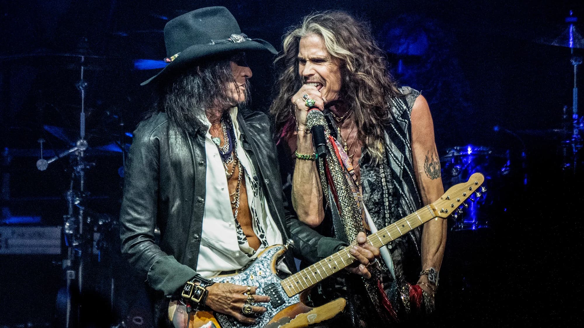 Steven Tyler และ Joe Perry แห่ง Aerosmith ขณะกำลังแสดงบนเวที (ที่มา: Lisa Lake/Getty Images)