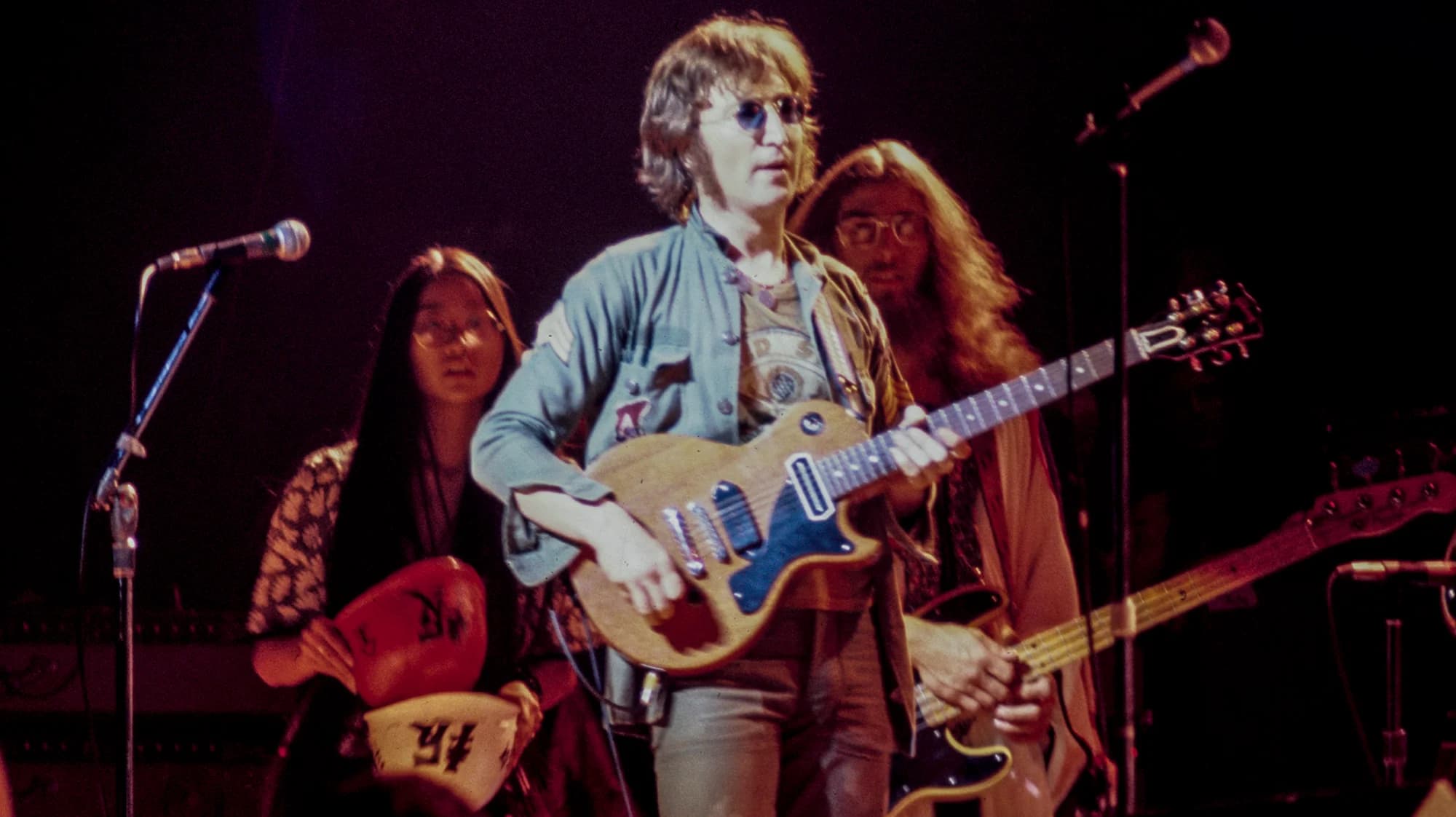 John Lennon แสดงในคอนเสิร์ต One-to-One เมื่อวันที่ 30 สิงหาคม 1972 (ที่มา: ABC Photo Archives/Disney General Entertainment Content via Getty Images)