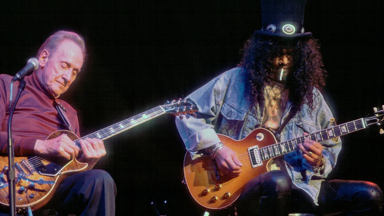Les Paul and Slash performing together in 1996. (Source: Paul Natkin/Getty Images)