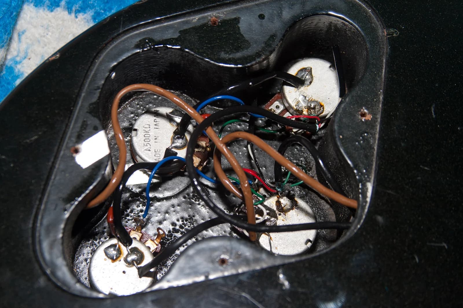The control cavity of an Aria Pro II LS-700, with pots and wiring. Photo: Daniil Ulanov, CC BY 2.0