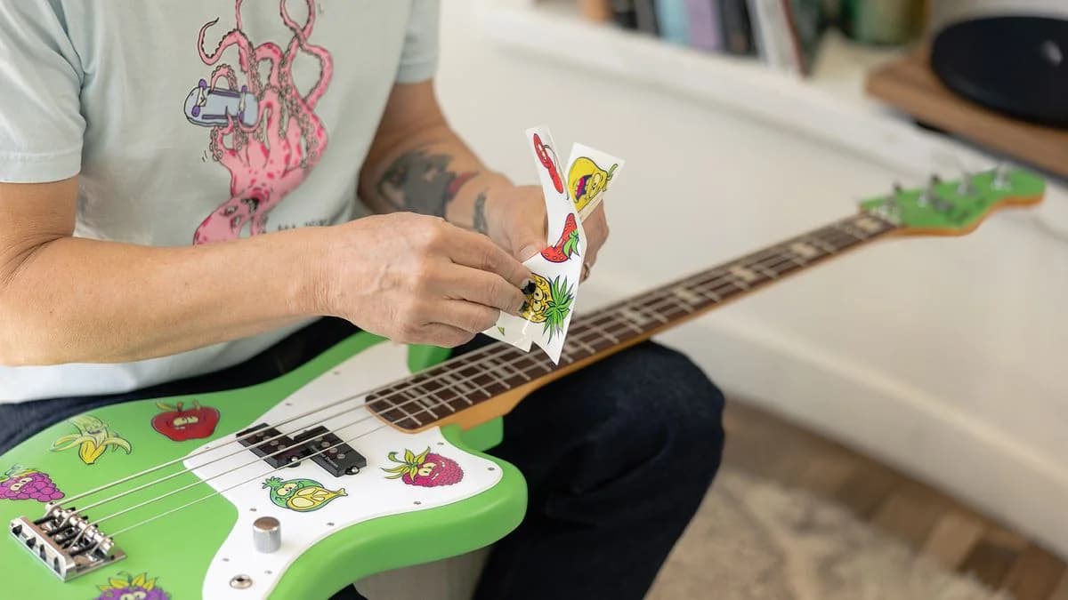 Guava Green Mark Hoppus Stoned Fruit Jaguar Bass. (출처: Fender)