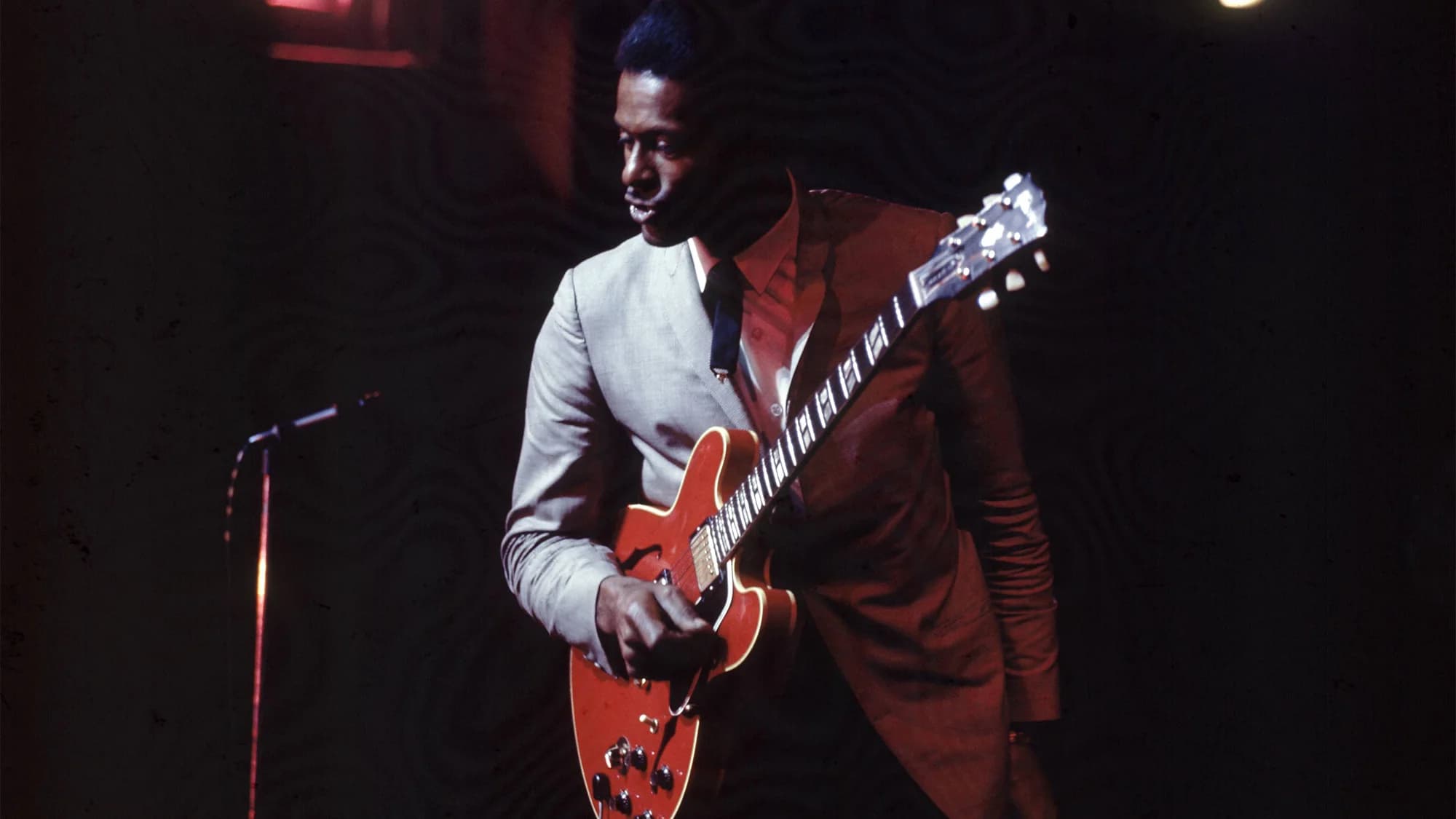 1966년 5월 9일 런던에서 Gibson ES-345를 연주하는 척 베리. (출처: David Redfern/Redferns)