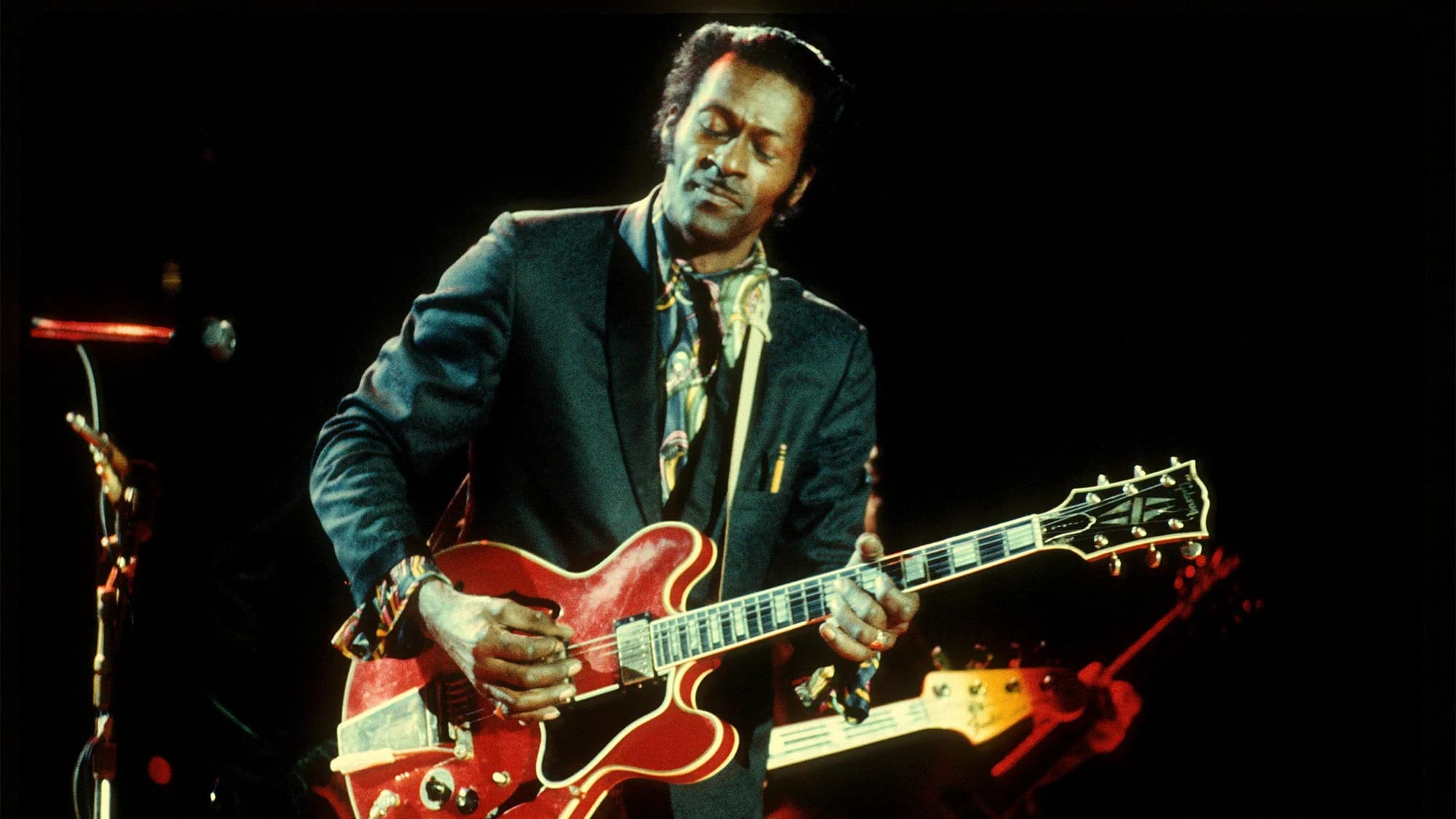 1970년대에 Gibson ES-355를 연주하는 척 베리. (출처: Jeffrey Mayer / Rock Negatives / MediaPunch)