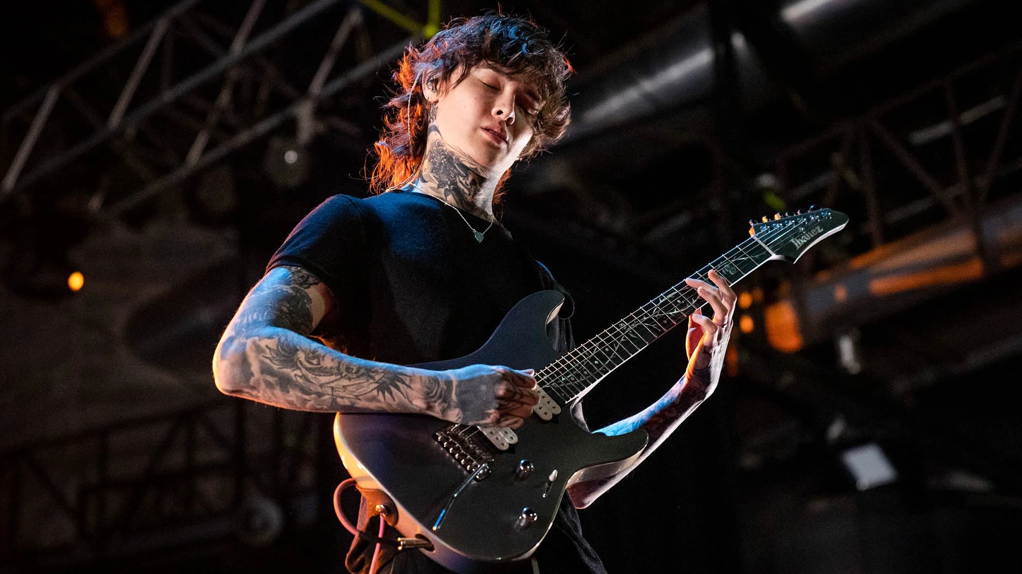Tim Henson แห่ง Polyphia แสดงสดในอิตาลีเมื่อปี 2023 (ที่มา: Mondadori Portfolio via Getty Images)