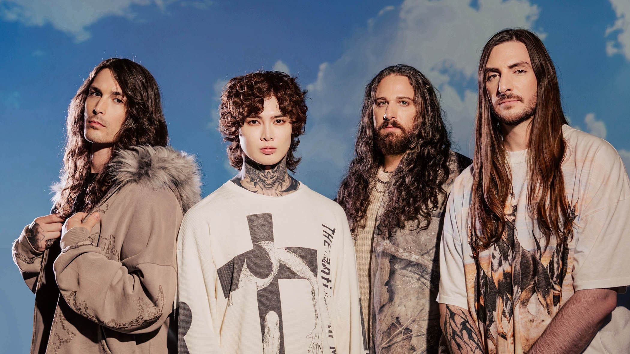Polyphia ถ่ายภาพโดยมีฉากหลังเป็นท้องฟ้าสีคราม (ที่มา: Polyphia PR)