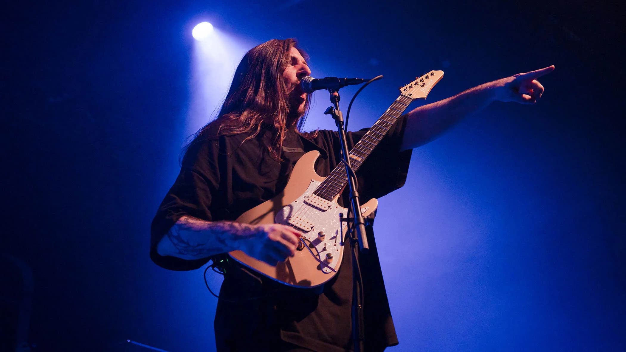 Scott LePage แห่ง Polyphia ระหว่างการแสดงสดในปี 2024 (ที่มา: Redferns)